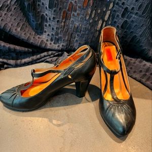 Miz Mooz size 10 Mary Jane pumps.